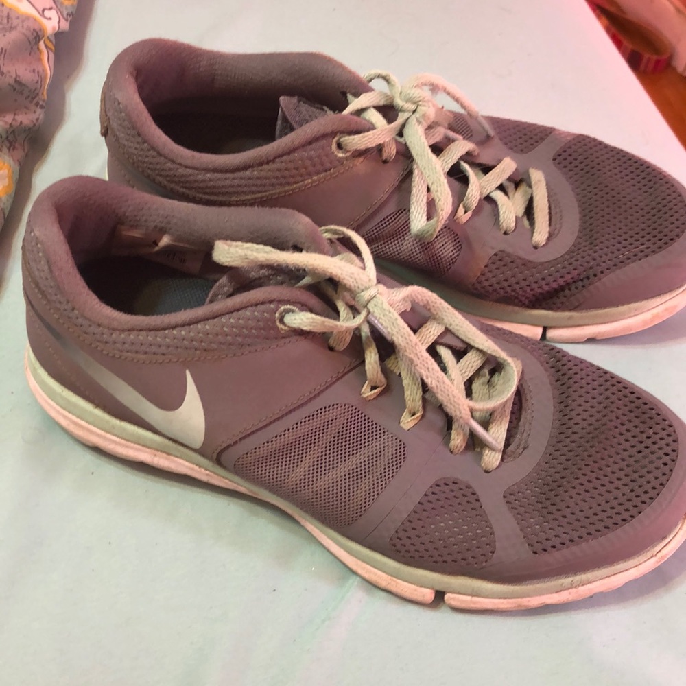 Tennis shoes